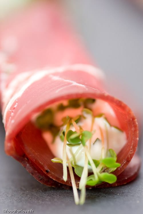 Rouleaux de viande de grison avec de la ricotta et de la roquette
