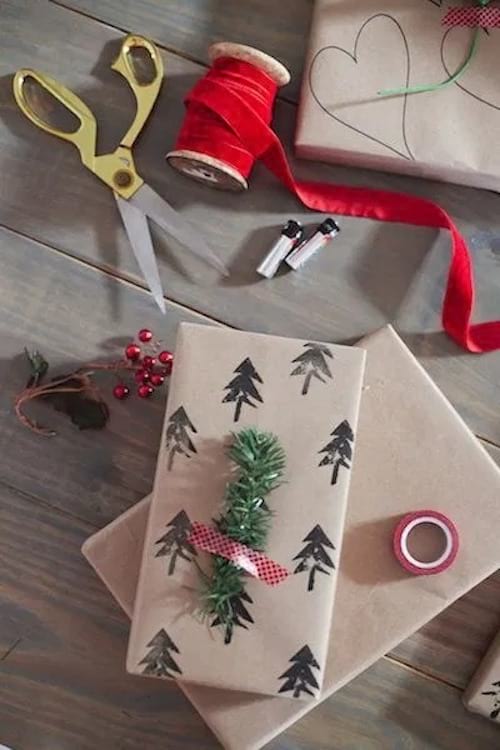 Emballage cadeau avec du scotch rouge