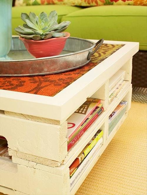 Palette blanche transformée en table basse