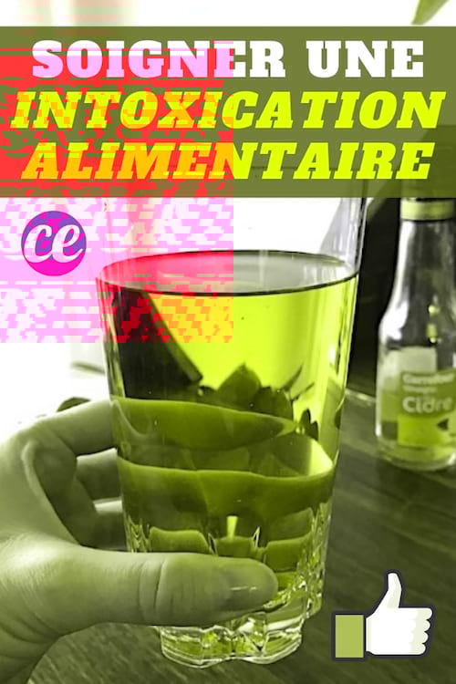 Une main qui tient un verre de vinaigre de cidre dilué et une bouteille de vinaigre de cidre
