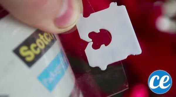 L’astuce de Noël pour retrouver le bout du Scotch facilement avec un fermoir à pain.