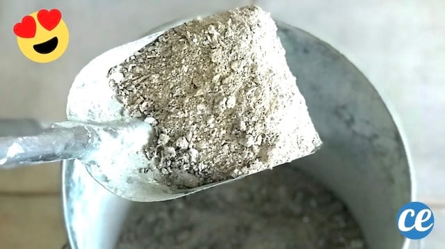 Une pelle et un seau avec de la cendre de bois 