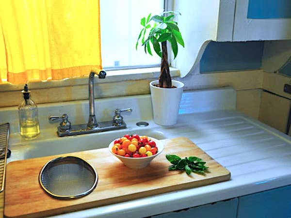 Utilisez une planche à découper sur évier pour gagner de la place dans votre cuisine.