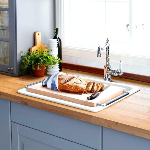 Utilisez une planche à découper sur évier pour gagner de la place dans votre cuisine.