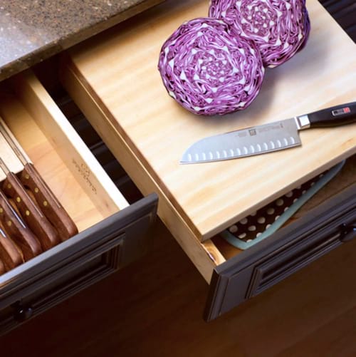 Utilisez une planche à découper à coulisse pour gagner de la place dans votre cuisine.