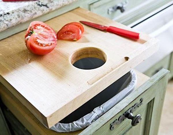 Utilisez une planche à découper avec un trou pour gagner de la place dans votre cuisine.