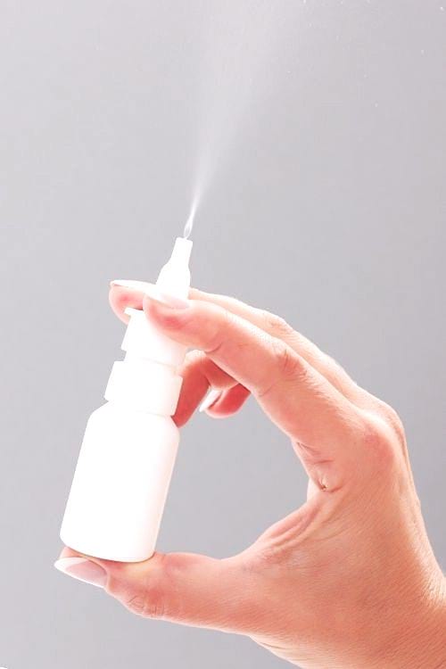 Utilisez un spray nasal à l'eau de mer pour rapidement venir à bout d'un nez bouché.