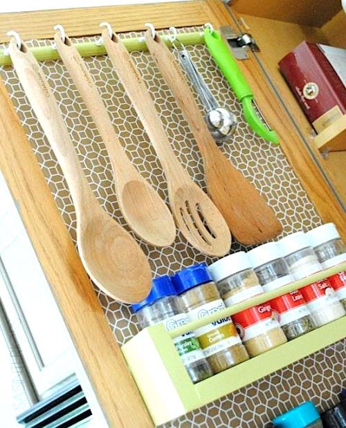 Accrochez vos ustensiles sur une porte de placard pour gagner de la place dans votre cuisine.