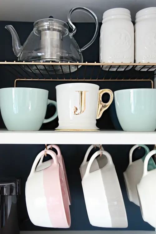 Plusieurs bols et tasses rangés