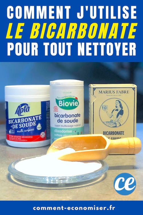 3 flacons de bicarbonate avec du bicarbonate en poudre versé dans une coupelle