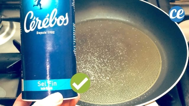 In einer Pfanne salzen, um Ölspritzer zu vermeiden