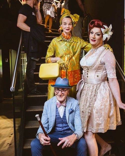 Couple allemand accompagné avec des amis 