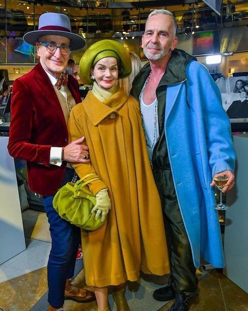 Couple allemand accompagné d'un homme au manteau bleu 