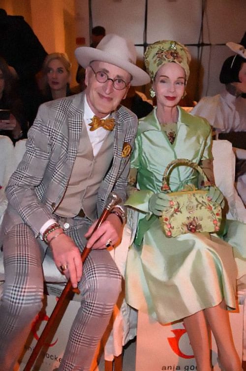 Couple allemand assis et habillé chic 