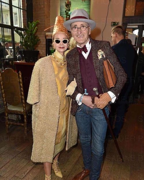 Couple allemand souriant et classe 