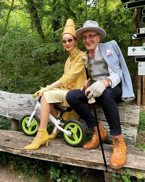 Couple allemand en balade dans une forêt 