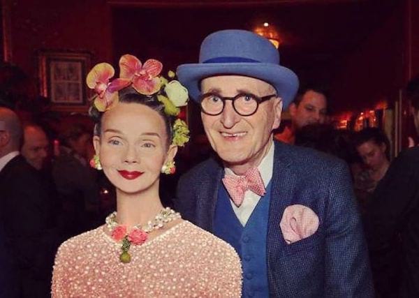 couple allemand dans une soirée avec plusieurs personnes 