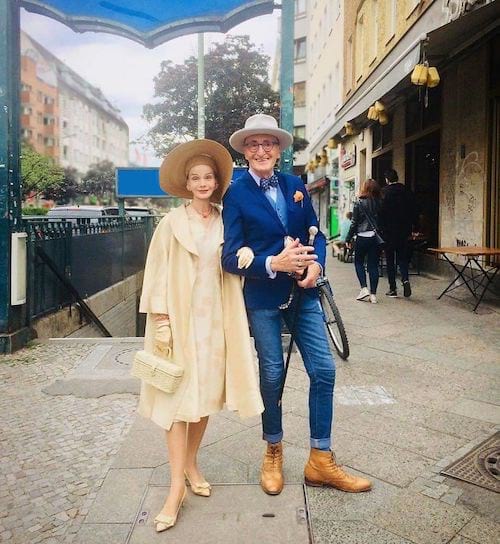 Coupe allemand devant une station de métro 
