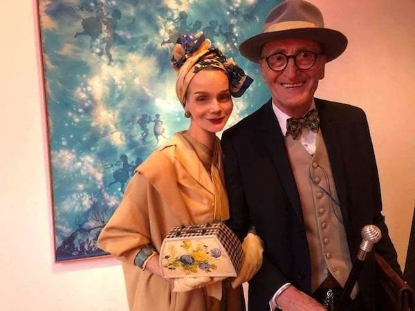 Couple allemand devant un tableau artistique