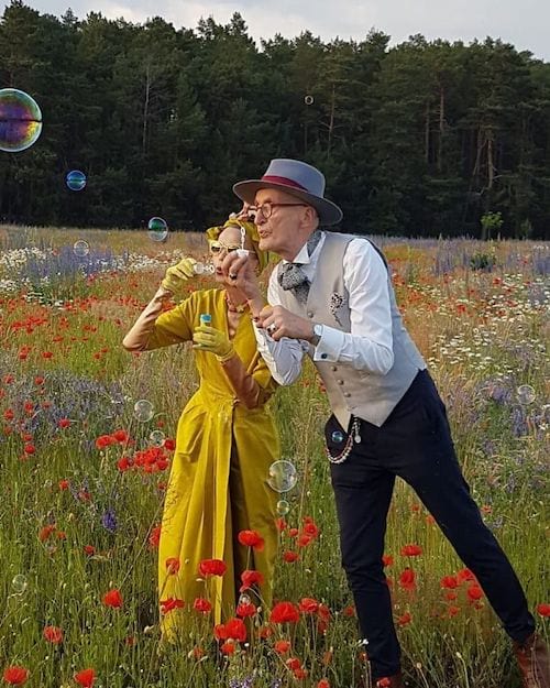 Couple allemand faisant des bulles dans la nature 