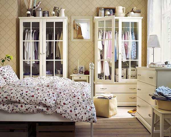 Deux dressing en fond dans une chambre 