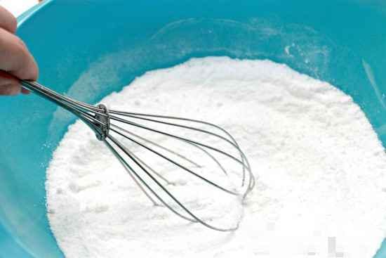 mélanger les produits pour faire ses tablettes de lave vaisselle maison