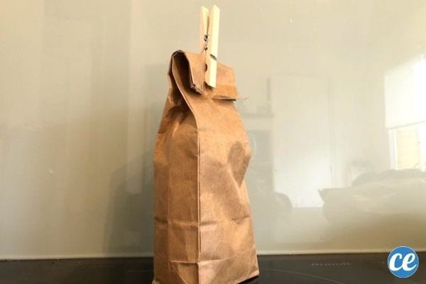 sachet en papier fermé avec une pince à linge en bois