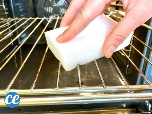 Utilisez une gomme magique pour nettoyer les grilles du four.