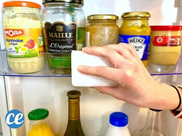 Utilisez une gomme magique pour nettoyer les surfaces intérieures du réfrigérateur.