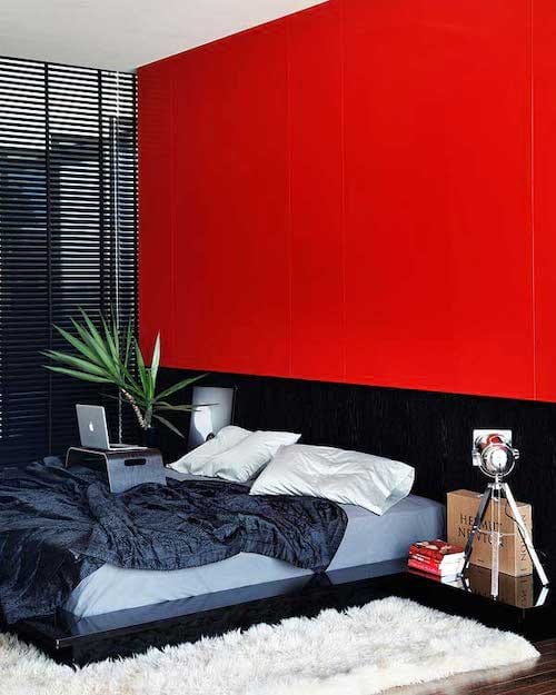 Chambre avec un mur en fond rouge 
