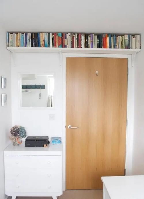 Plusieurs livres rangés en hauteur