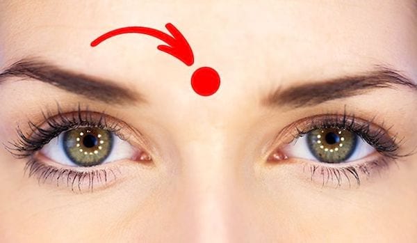 point de massage entre les sourcils pour déboucher le nez