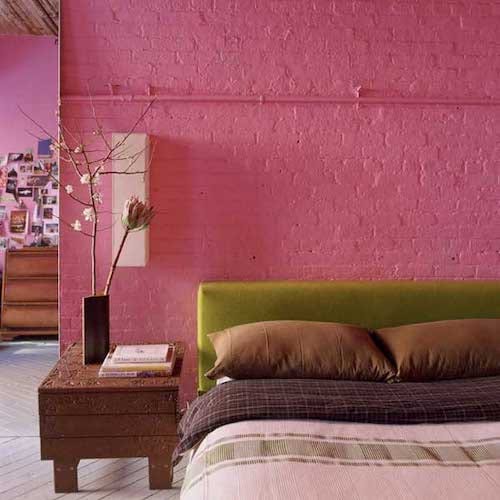 Mur totalement rose dans une chambre 