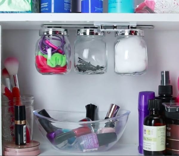 Trois bocaux en verres qui servent de rangement et d'organisation pour objets de beauté