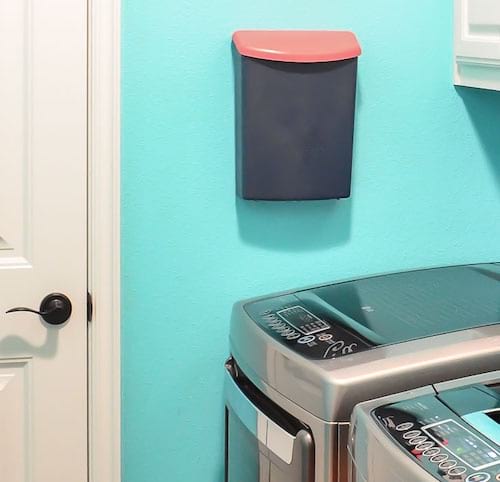 Petit objet fixé au mur dans la buanderie