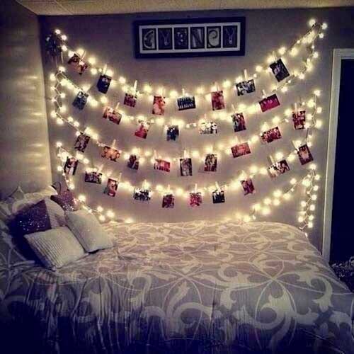 Chambre décorée avec plusieurs photos accrochées au mur 