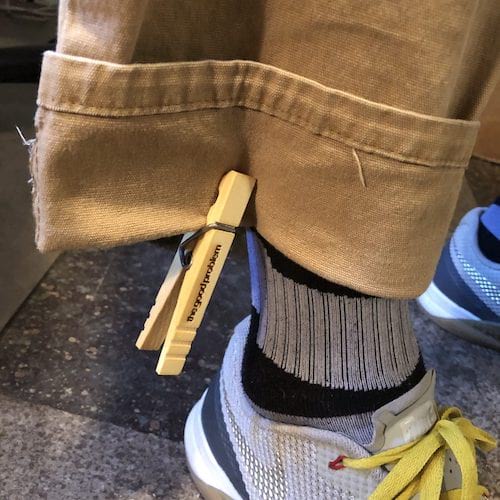 Une pince à linge accrochée au pantalon pour faire du vélo