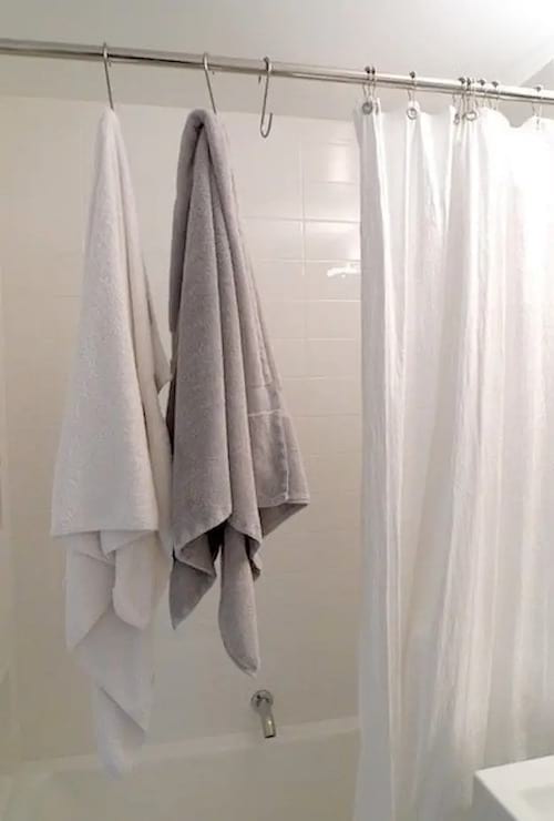 Serviettes accrochées sur barre de douche