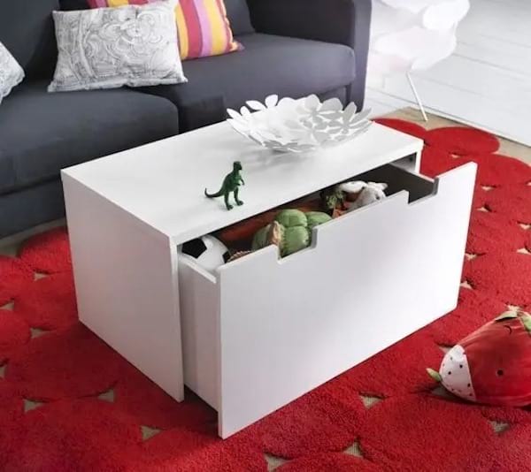Table basse blanche avec un placard intégré