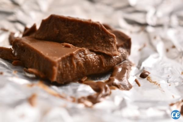 chocolat fondu sur nappe blanc