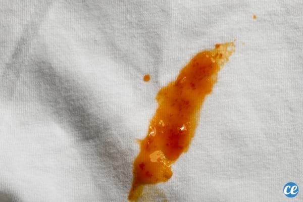 tache de sauce sur tissu blanc