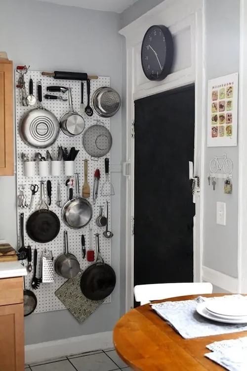 Ustensiles de cuisine accrochés au mur