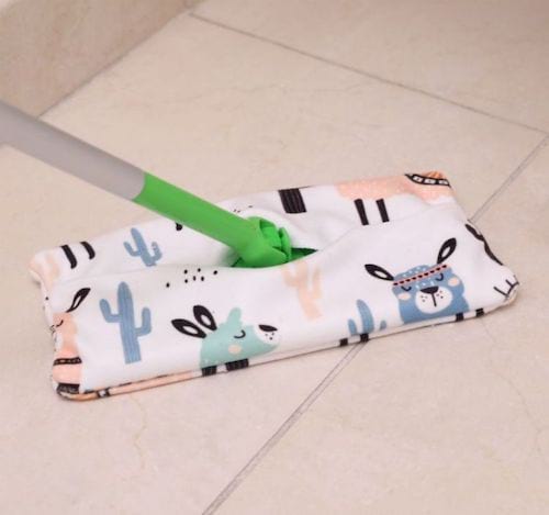Balai swiffer enveloppé avec une serviette 