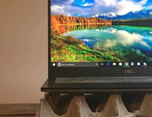 Boîte d'oeuf en dessous PC portable en cas de surchauffe 