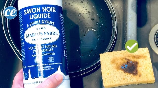 Du savon noir sur une poêle et une éponge pour enlever la graisse