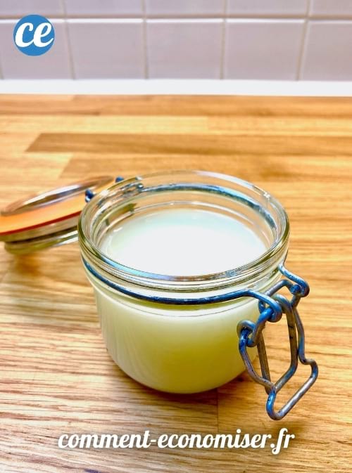 Du deodorant fait maison dans un bocal en verre.