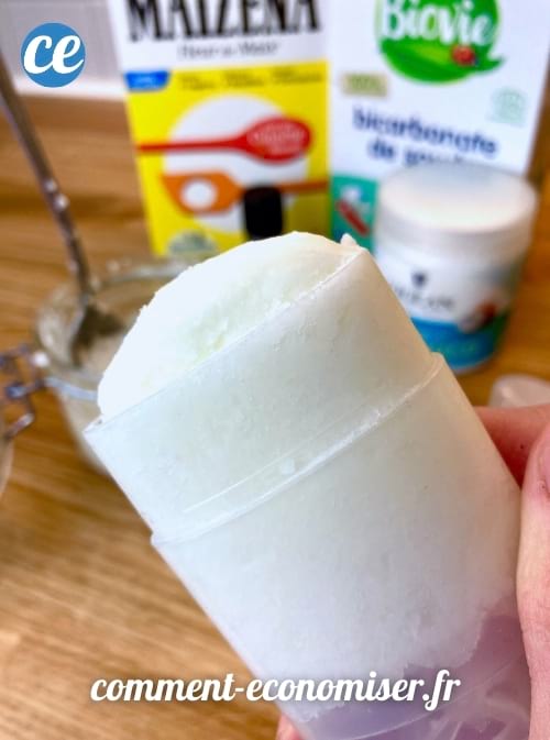 Un étui de déo fait maison avec de l'huile de coco, du fécule de maïs et du bicarbonate.