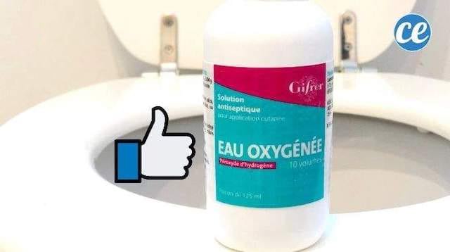 Une bouteille d'eau oxygénée bleu et rouge posée la cuvette des WC