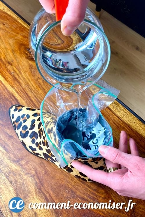 L'astuce magique pour agrandir les chaussures trop petites avec de l'eau et des sacs congélation.