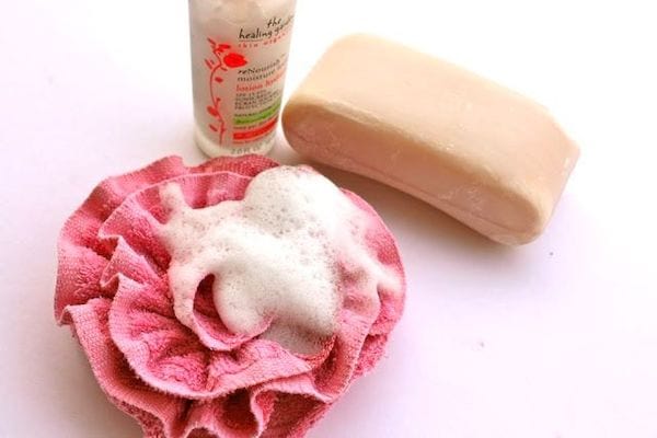 Pouf de bain rose avec du savon 